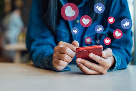 Anfänger benutzt Facebook auf dem Smartphone
