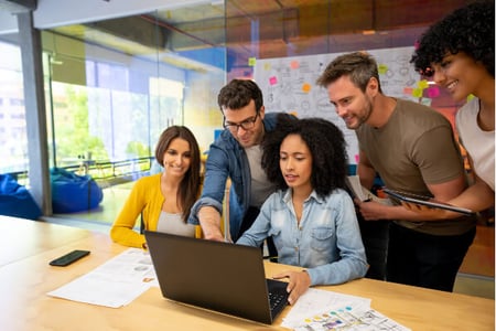 Marketing-Team arbeitet an Verifizierung ihrer Facebook-Seite