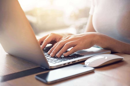 Frau am Laptop recherchiert adsense alternativen