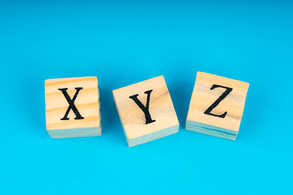 Generation X Y und Z Bausteine auf blauem Hintergrund