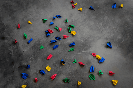 bunte papierflieger als symbol fuer google display network