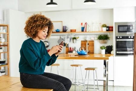 Frau beschäftigt sich mit Mobile First Index am Smartphone
