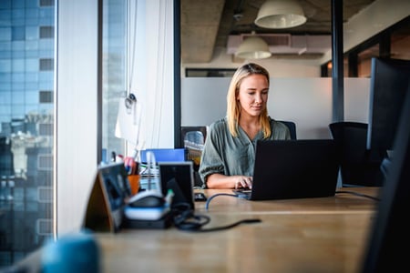Frau am Laptop optimiert Website, um Google Ranking zu verbessern