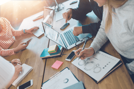 Ein Team arbeitet eine Marketingstrategie für das Unternehmen aus