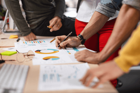 Team arbeitet im Büro an Strategie für Handelsmarketing