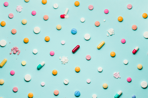 Bunte Tabletten als Symbol fuer Healthcare-Marketing