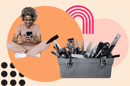 Homepage-Baukasten mit einer Collage mit einer Person die auf dem Handy tippt und einem Werkzeugkasten dargestellt