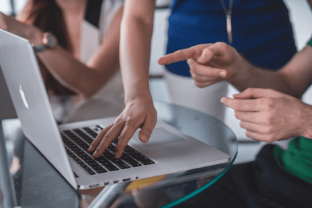 Personen versuchen HTTP Error 500 am Laptop gemeinsam zu beheben