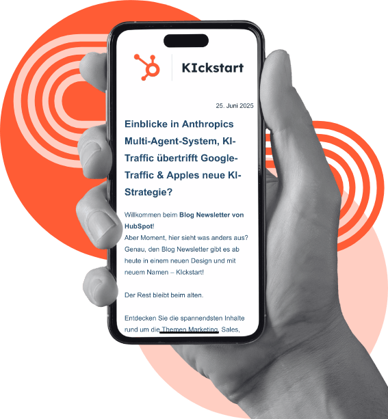 Person hält ein Smartphone mit dem neuen HubSpot Newsletter KIckstart