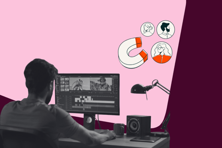 Person sitzt am Laptop und schneidet ein authentisches Brandvideo  