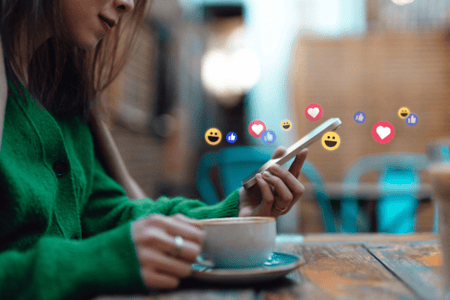 Frau schaut sich Interaktion auf Instagram mit Instagram-Bots an 