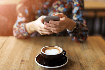Frau erstellt Instagram-Gifs am Smartphone