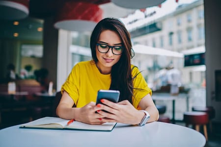 Frau mit Smartphone erstellt einen Link in Instagram Story