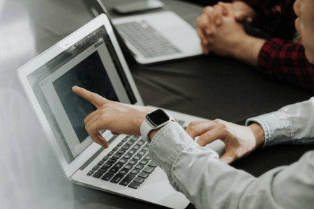 Zwei Personen beschäftigen sich mit Kundenmanagement am Laptop