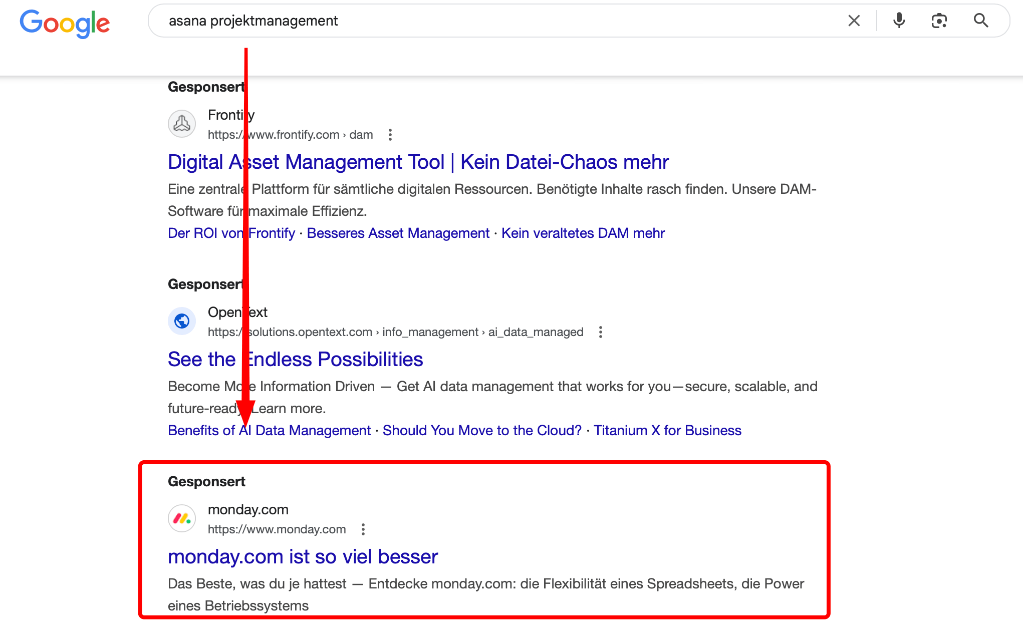 Screenshot einer Google Anzeige, bei der monday das Keyword Asana targeted