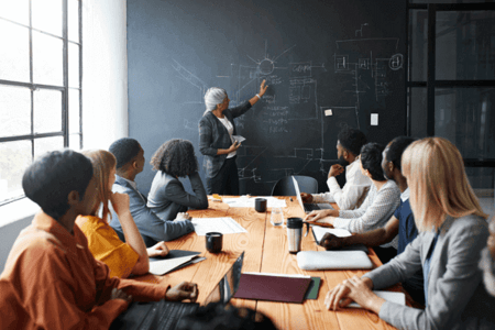 Managerin erklärt Team an Tafel, wie die Optimierung von Landingpages funktioniert