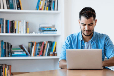 Mann vor Laptop beschäftigt sich mit LinkedIn-Markerting