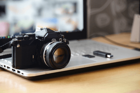 Kamera und Laptop stehen bereit, um neues LinkedIn-Profilbild zu erstellen