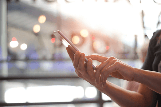 Person sucht auf dem Smartphone als Symbol fuer local SEO