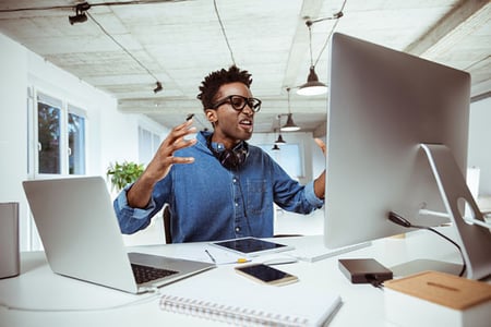 Mann am Computer regt sich über Marketing-Automation-Fehler auf