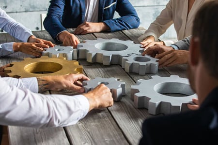 Gruppe arbeitet an Maschinenbau-Marketing