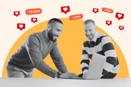 Zwei Männer versuchen mehr Instagram-Follower am Laptop zu generieren