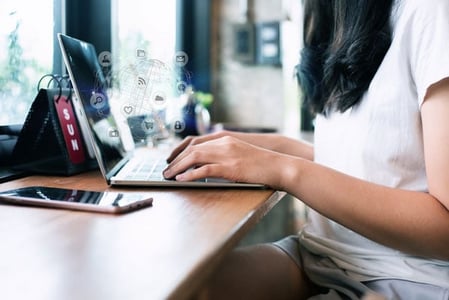 Multichannel vertrieb am Laptop