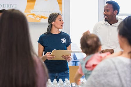Gruppe bespricht Non-Profit-Marketing-Konzept