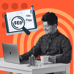 Mitarbeiter arbeitet an On-Page-SEO-Optimierungen mit Vorlage am Laptop