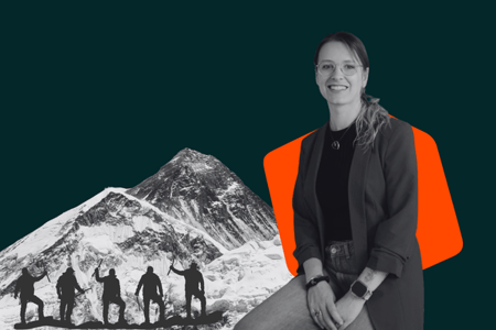 Symbolische Darstellung von HubSpot und Jennifer Lapp, die durch die Operation Everest führen