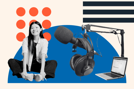 Frau sitzt im Schneidersitz neben Podcast-Equipment