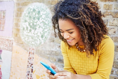 Frau am Smartphone als Prosumer