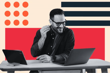 Mann überprüft SaaS KPIs am Laptop