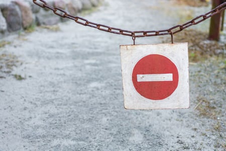 Sackgassenschild an einem Pfad