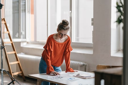 Mitarbeitende sucht die perfekte Schriftkombination auf Tisch