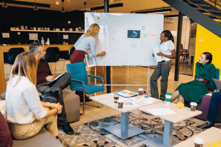 SEO-Team schreibt SEO-KPIs an Whiteboard
