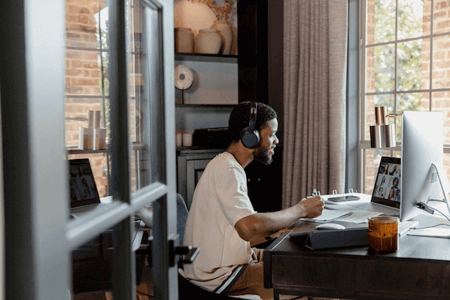 SEO-Team erarbeitet eine neue SEO-Strategie über Video-Chat