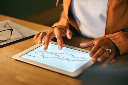 Person ueberprueft die Sichtbarkeit der Website mit einem SEO-Tool
