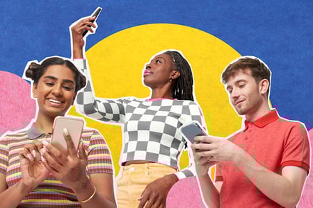 Personen schauen sich aktuelle Daten zur Social-Media-Nutzung in Deutschland auf Smartphone an