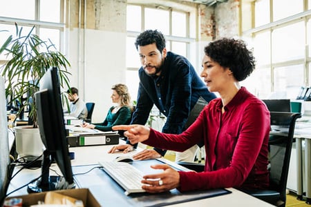 Zwei Personen im Büro vor Monitor besprechen Soft-404-Fehler