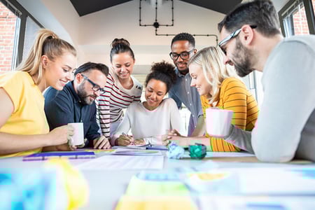 Marketingteam beschäftigt sich mit dem Spillover-Effekt
