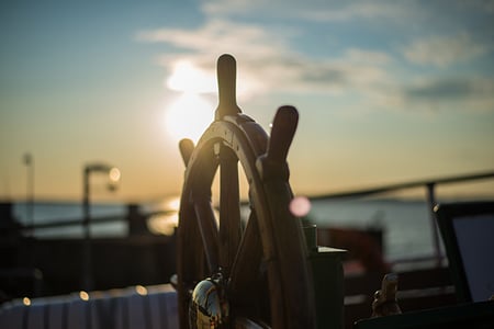 Schiffsteuerrad im Sonnenuntergang