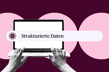 Person am Laptop sucht nach strukturierte Daten in KI-Suchen