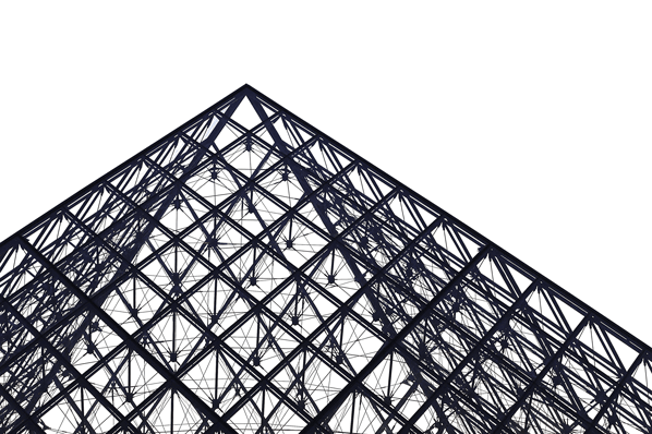 Schwarze Gerüst-Pyramide vor weißem Hintergrund