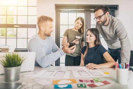 Gruppe von Personen beschäftigt sich mit Suchmaschinenmarketing