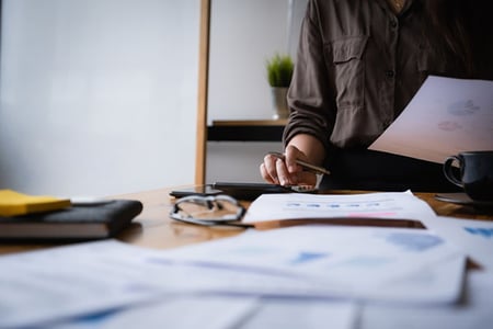 Frau führt Zielkostenrechnung (Target Costing) durch