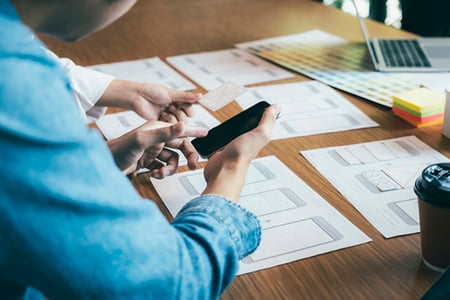 Mitarbeitende beschäftigen sich mit UI- und UX-Designtrends