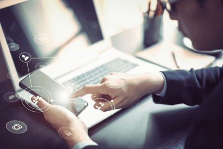 Person nutzt Unified Messaging Anwendung am Smartphone