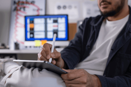 Designer erstellt User Interface auf Tablet
