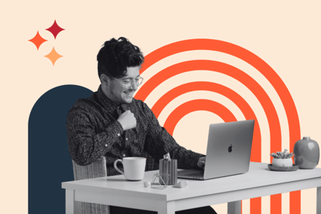 Mann sitzt am Schreibtisch vor Laptop und freut sich über gutes UX-Design